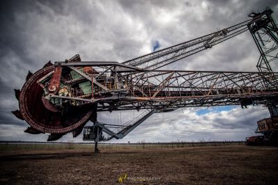 Ein großer Kran sitzt auf einem Feld