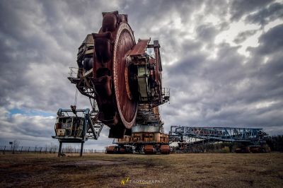 Eine große Maschine sitzt in einem Feld