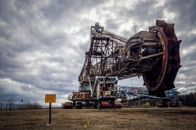 Ein großer LKW ist in einem Feld geparkt