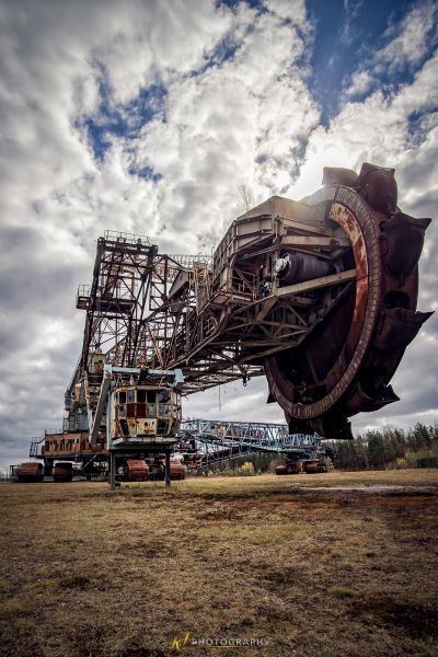 Eine große Maschine sitzt in einem Feld