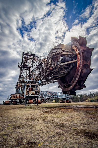 Ein großer LKW wird von einem Kran gehoben