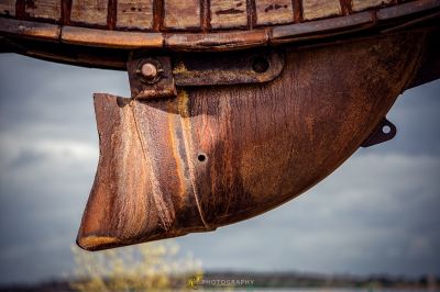 Eine Nahaufnahme einer Feuerhydraulika mit einer Feuerhydraulika im Hintergrund