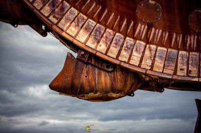 Eine verrostete Uhr mit einem Drachen, der in den Himmel fliegt