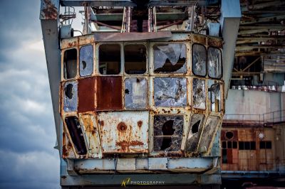 Ein verrostetes Boot, das auf einem Dock sitzt