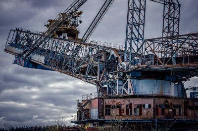 Ein Kran ist auf der Seite eines Gebäudes