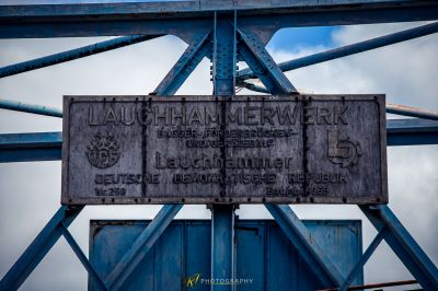 Ein Schild auf einer Brücke, das den Namen einer Stadt liest