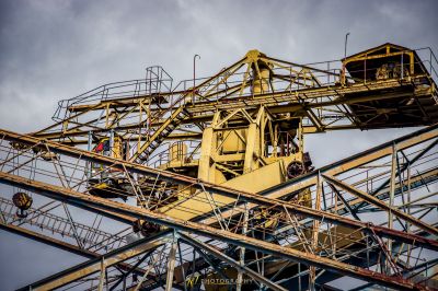 Ein Kran sitzt auf einer Stahlkonstruktion