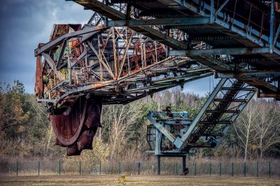 Ein großer Kran hebt ein großes Stück Maschine