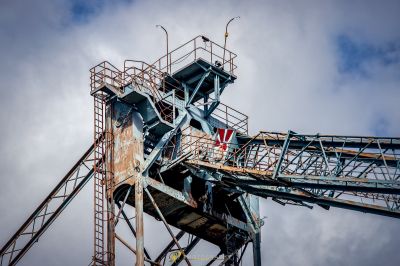 Ein Kran ist auf einer Baustelle