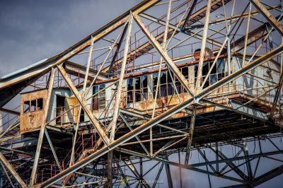 Ein Zugwagen sitzt auf einer Stahlkonstruktion