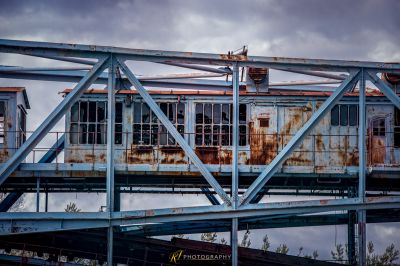Ein Zugauto, das auf einer Brücke sitzt