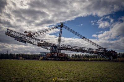 Ein großer Kran sitzt auf einem Feld