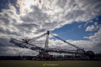 Ein großer Kran sitzt auf einem Feld