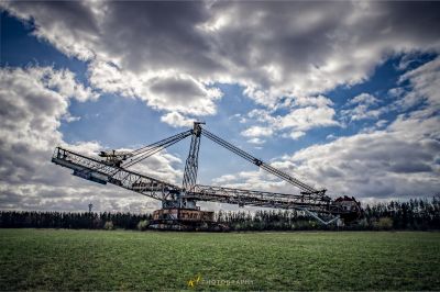 Ein großer Kran sitzt auf einem Feld