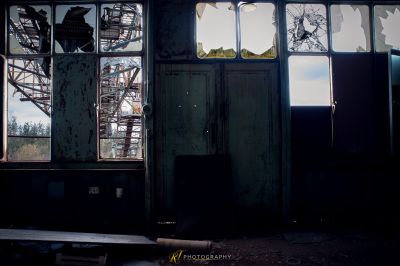 Ein kaputtes Fenster in einem heruntergekommenen Gebäude