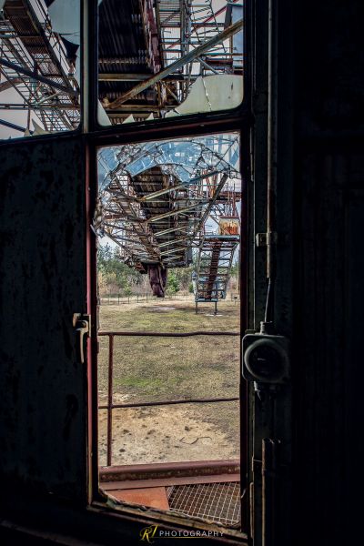 Blick auf einen Zugwagen durch ein Fenster