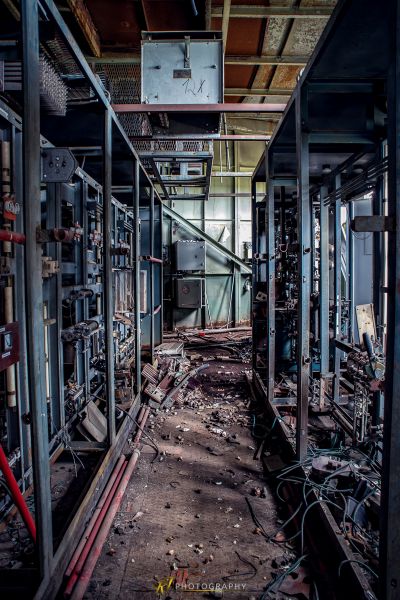 Ein Raum mit vielen Trümmern und Trümmern