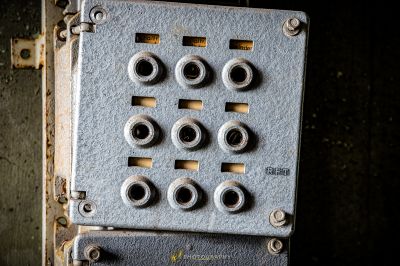 Eine Metallbox mit einem Haufen Schrauben darauf