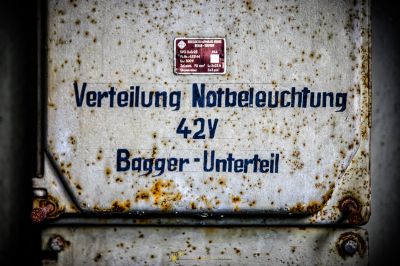 Eine verrostete Metallkiste mit einem Schild darauf