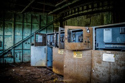 Ein Zimmer mit einem Haufen alter Geräte