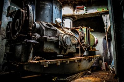 Eine Maschine sitzt in einem Raum mit viel Müll