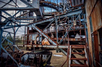 Ein großer Haufen rostiger Metallausrüstung