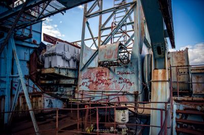 Ein verrostetes Gebäude mit Graffiti darauf