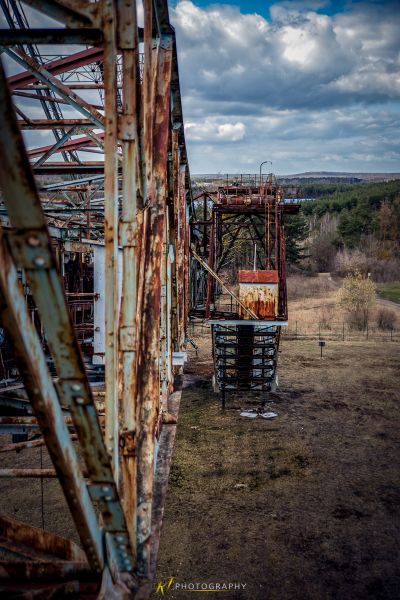 Ein rostiges altes Zugauto, das auf einer Strecke sitzt