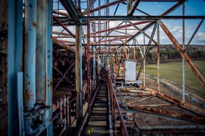 Eine Bahnstrecke mit Rost und Rost darauf