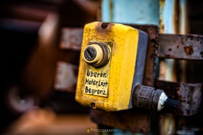Ein gelbes Vorhängeschloss mit einem schwarz-weißen Schild