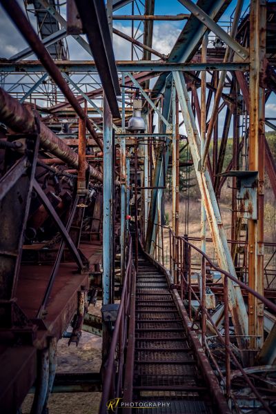 Eine Bahnstrecke mit Rost und Rost darauf