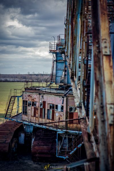 Ein verrostetes Boot sitzt in einem Feld