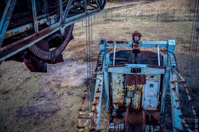 Eine verrostete Maschine in einem Feld