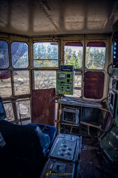 Ein Zimmer mit einem Haufen alter Elektronik