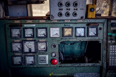 Ein Maschinenraum mit einer Reihe von Messgeräten und einem roten Ball