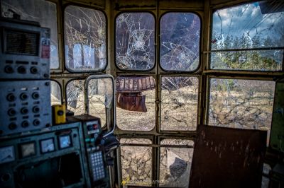 Eine Ansicht eines kaputten Busfensters von innen