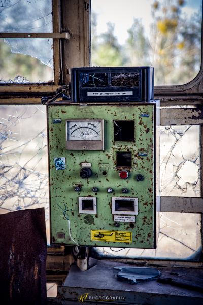 Eine grüne Maschine, die auf einem Tisch sitzt