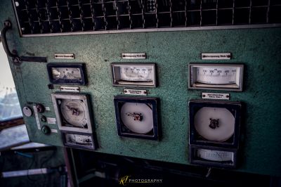 Ein Haufen alter Funkgeräte an einer Wand