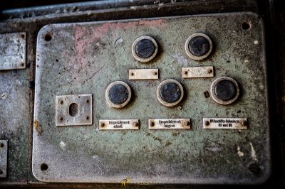 Eine Nahaufnahme einer Metallbox mit Knöpfen