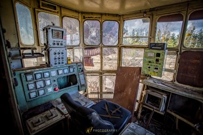 Blick auf ein Zimmer mit vielen Fenstern