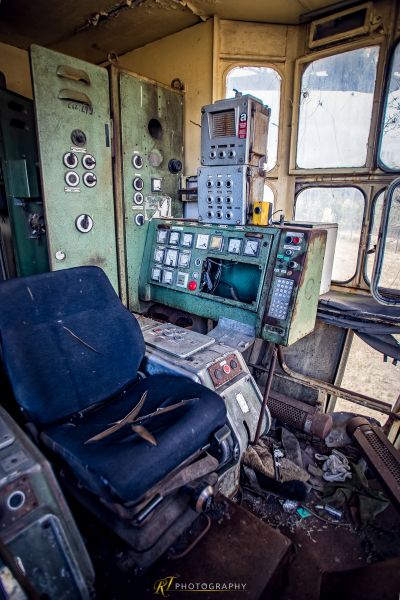 Ein Stuhl in einem Raum mit einer Maschine