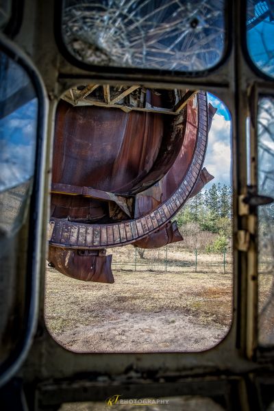 Ein verrostetes Auto in einem Feld