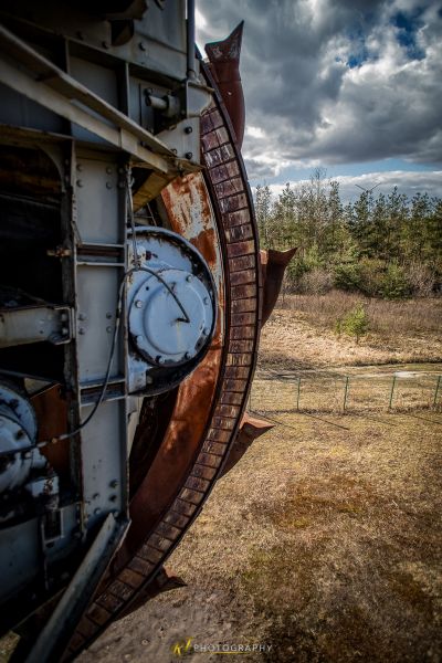 Ein verrosteter Zugwagen, der auf einem Feld sitzt