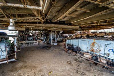 Ein großer Raum mit viel Rost und alten Autos
