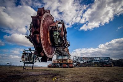 Eine große Maschine sitzt in einem Feld