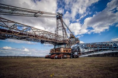 Ein großer Kran sitzt auf einem Feld