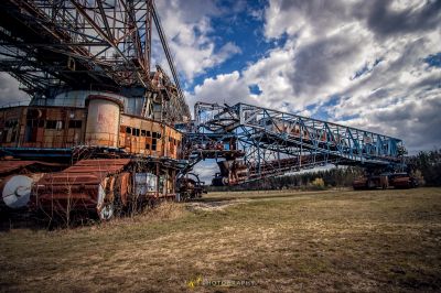 Ein großer alter Zug, der auf einem grasbedeckten Feld sitzt
