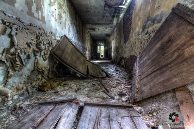 Ein sehr alt aussehendes Zimmer mit vielen Trümmern