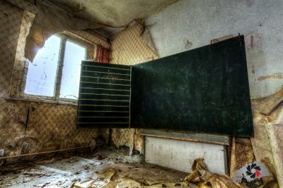 Eine Tafel in einem Raum mit einer tapezierten Wand