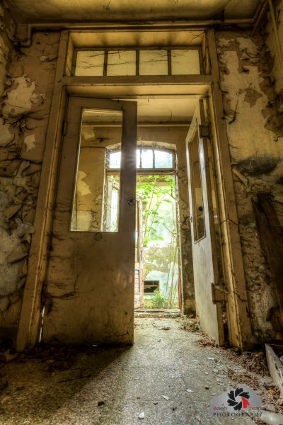 Ein Zimmer mit einer kaputten Tür und einem kaputten Fenster